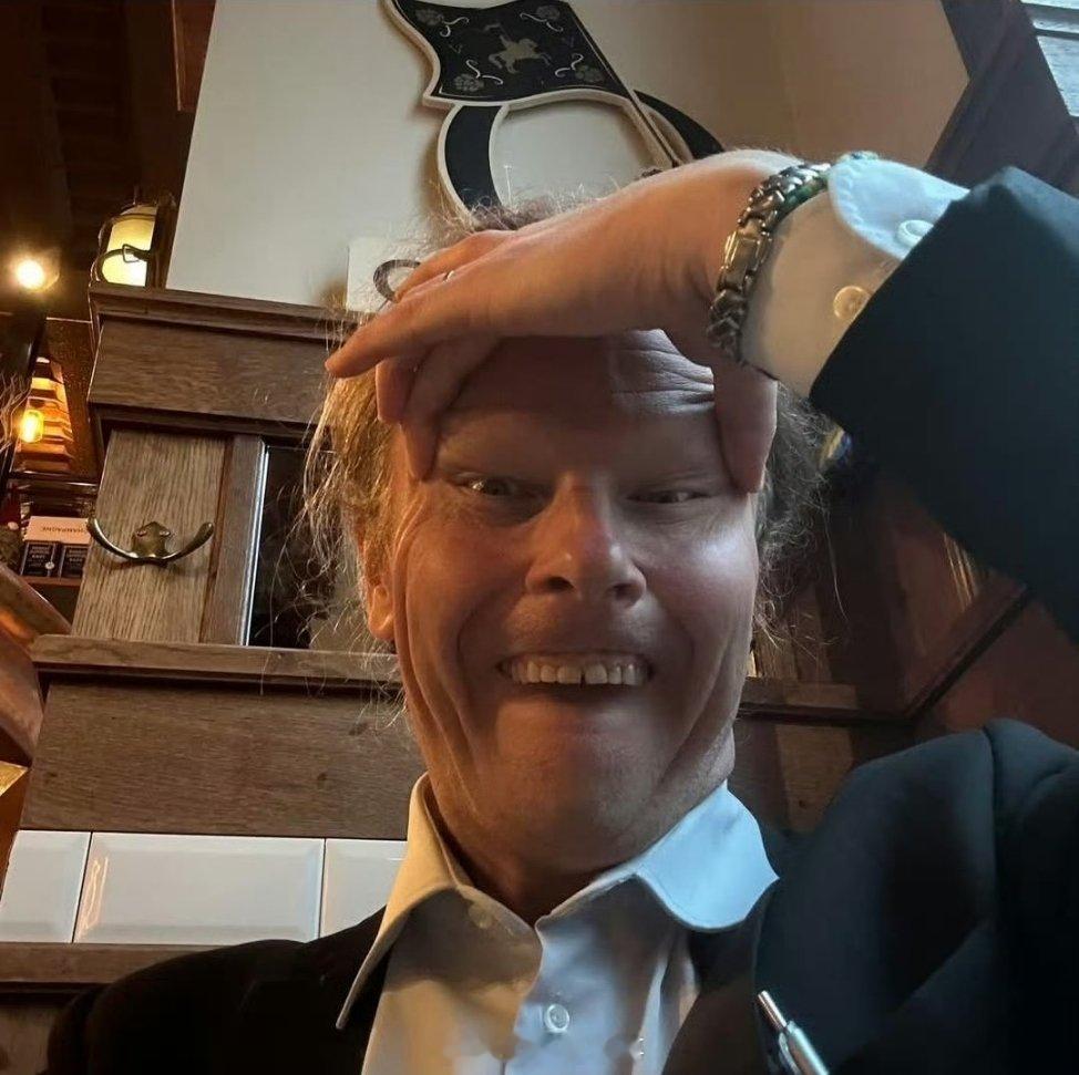 前“芬兰小姐”萨拉·扎菲斯，公然拍了一张眯眯眼图片发到社交媒体上种族歧视中国人，