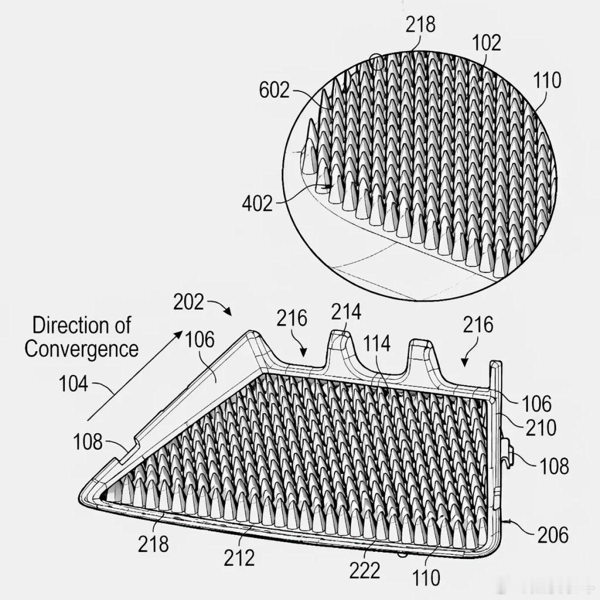 特斯拉的新专利，前挡风玻璃顶端的前置摄像头模组下部包围。新的设计包含很多个圆锥体