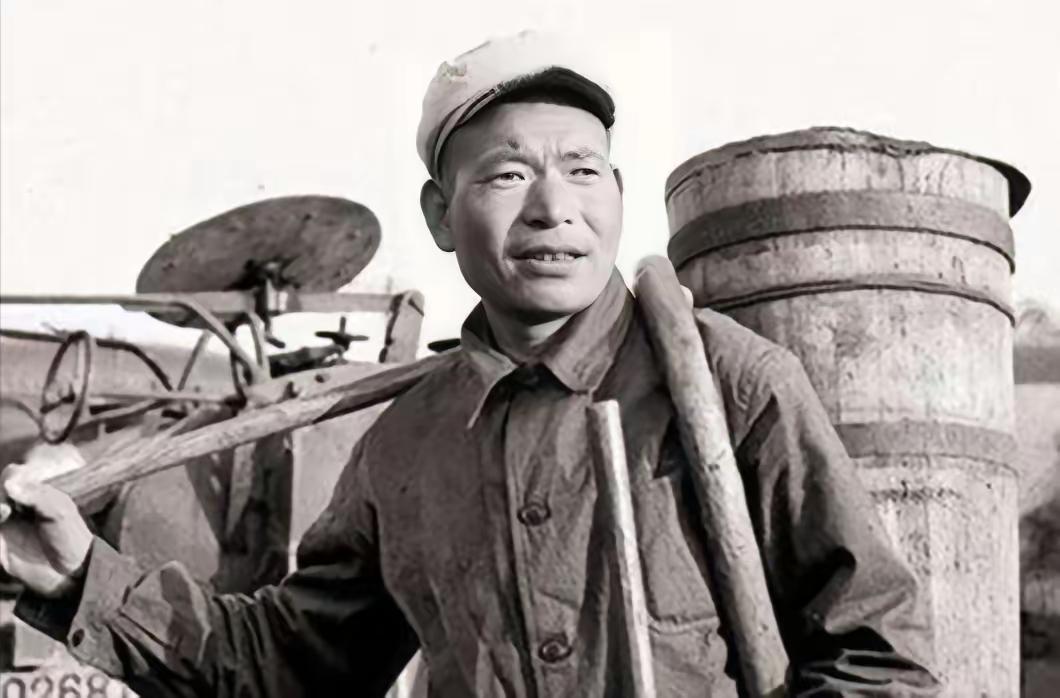 1950年冬天，北京几个公安干警一脚踹开南苑一座大宅子的门，里头的炉子还烧得暖烘