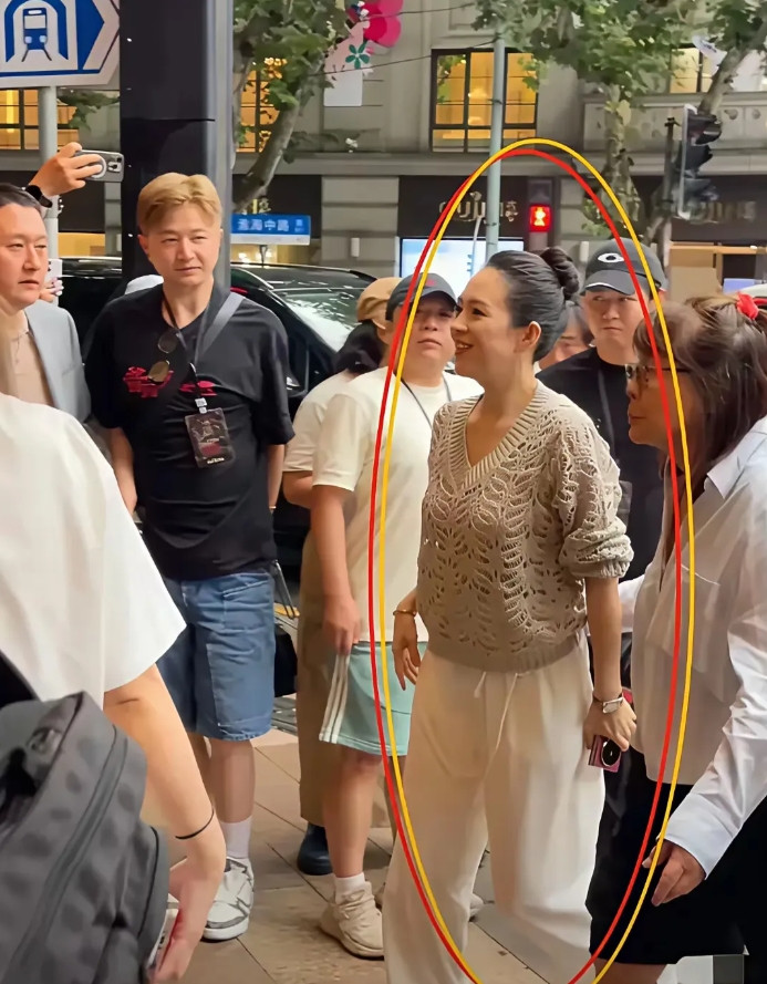 章子怡素颜照曝光直接炸锅！照片里的她没了精致妆容加持，眼角皱纹、肌肤瑕疵全都大方