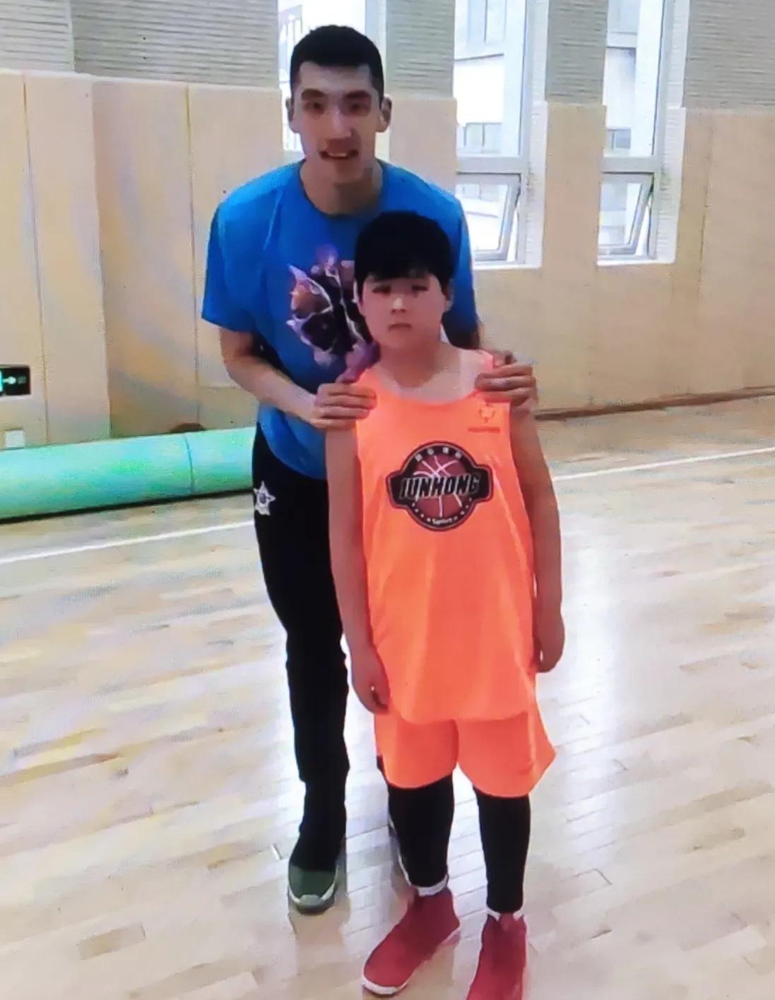 猜猜这小孩是谁？胖嘟嘟的很可爱。广东队客战第二站——天津，球员们的到来，压迫感