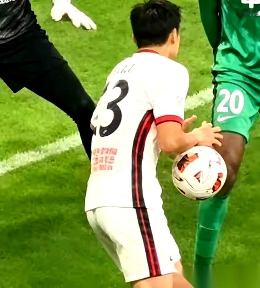 看到廖力生那张六指图，我第一反应不是笑，是心疼。一个在场上拼了90分钟的球员，