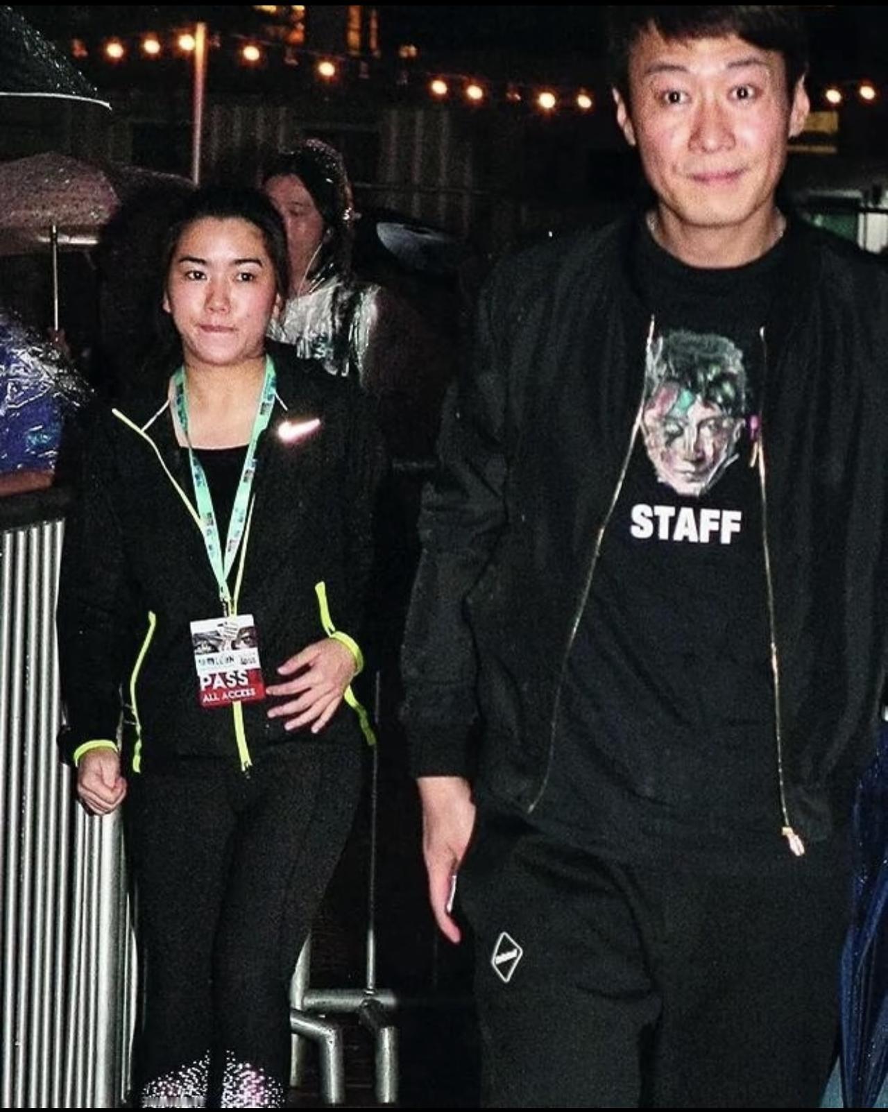 2016年，黎明在香港开演唱会时，他与女助理阿wing的一张合影。当时的黎明