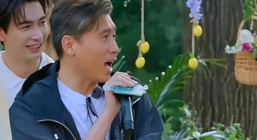 历经二十六载默默无闻，凭借综艺“失误”终获关注的实力派明星50岁的李乃文在