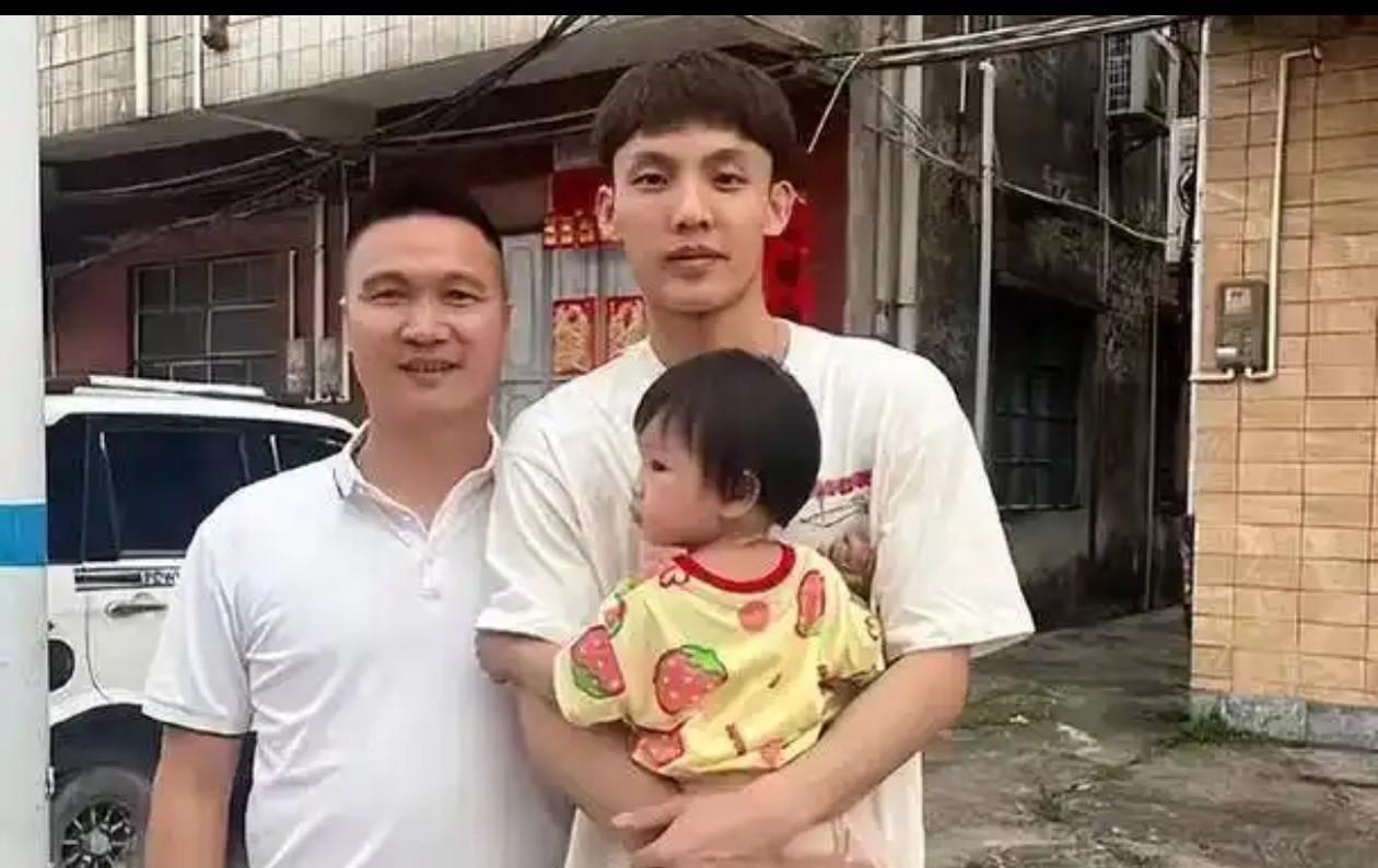 不拼背景，全靠个人努力，打成CBA巨星的三人！1.徐杰2.胡金
