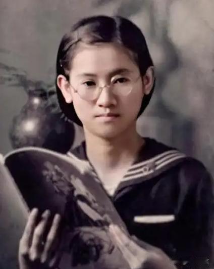 1956年，国民党那边一个叫丁窈窕的成员，被拉去刑场枪毙前，有人给她拍了这张相片