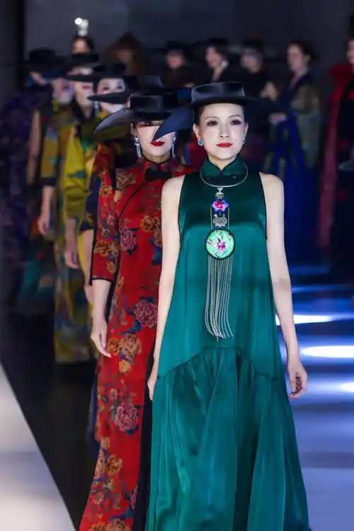 现在很多婆婆退休后，都在儿子家当免费保姆，又带娃又做饭还贴钱。可我同事的婆婆