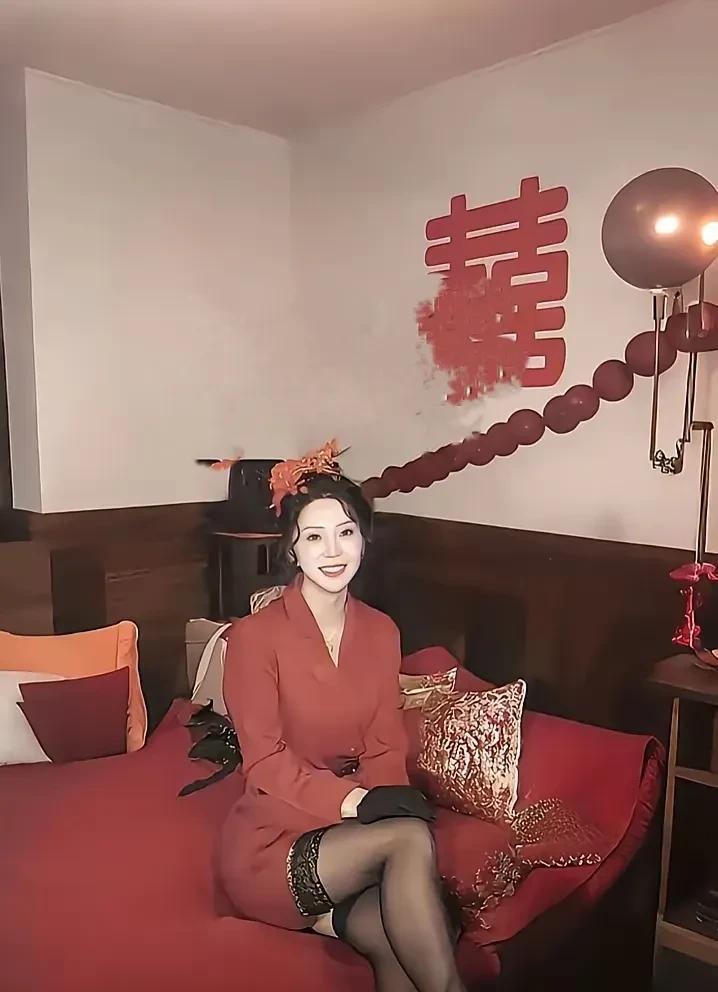 原来丝袜在很多年前就有了，这张照片是2010年拍的，一个漂亮新娘穿的丝袜，漂亮性