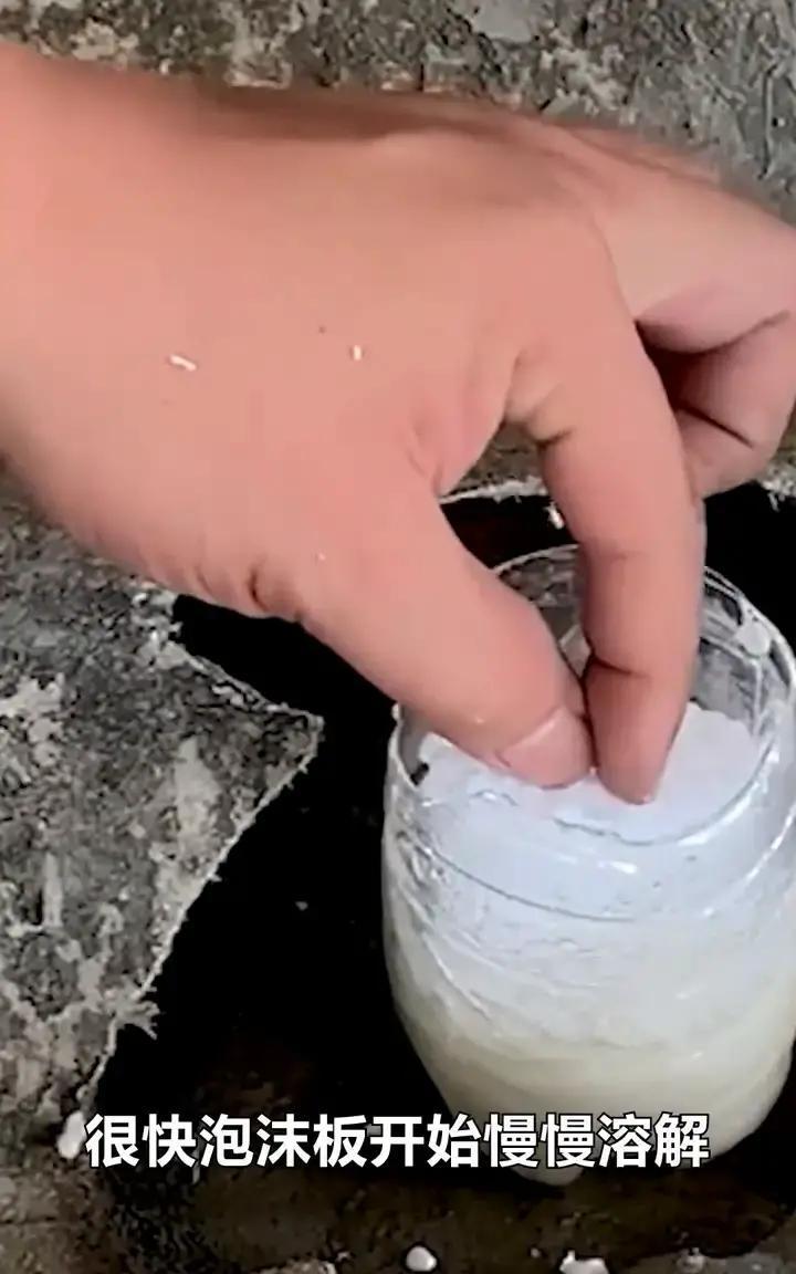 你还在用卸甲水补屋顶？这个网红方法正在悄悄毁掉你的房子。一桶卸甲水泼上去，