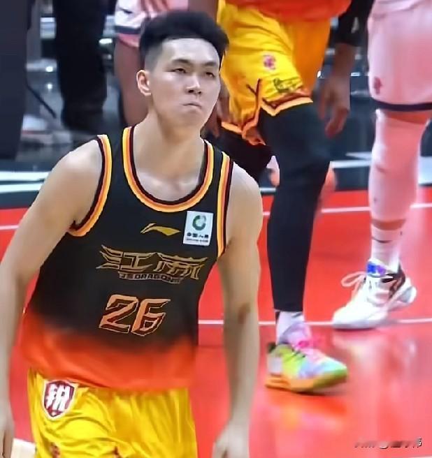 得到队友的绝对认可！贾尔斯谈庞峥麟：“这是他在CBA的首个赛季。”“他就