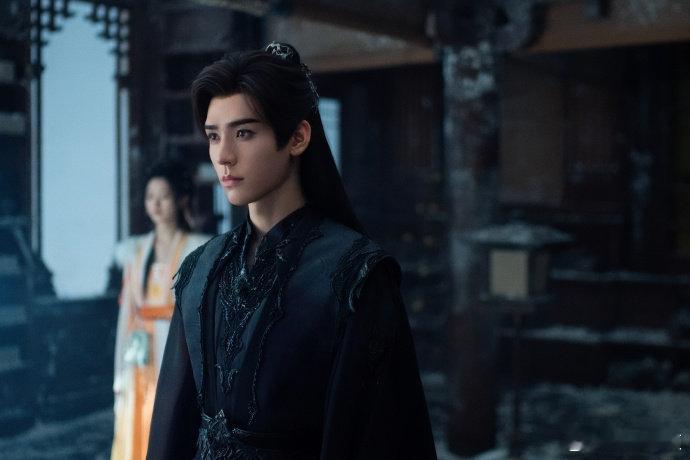 刷到龚俊吊威亚的画面直接被戳中，暗河传片场里他裹着红袍挂绳上，晃来晃去的样子，活