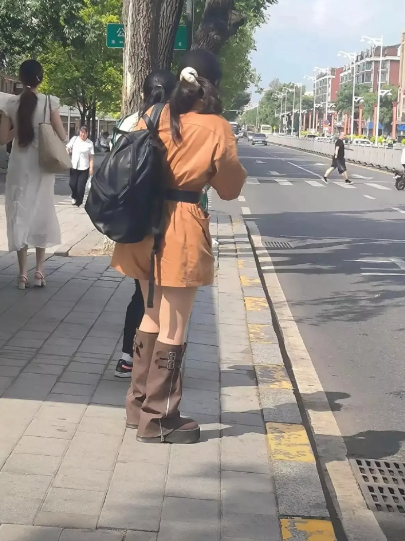 大姐你穿这个，是怕大叔看不见的嘛