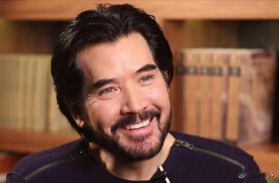 2025年，记者问64岁的费翔:“你帅气又有钱，为什么一直都不结婚？”费翔一脸苦