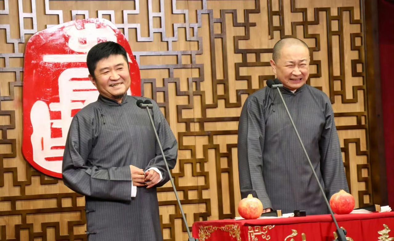 【著名相声大师苗阜空降小园子，庆祝小园子开业4周年，对此你怎么看？】近日，著名