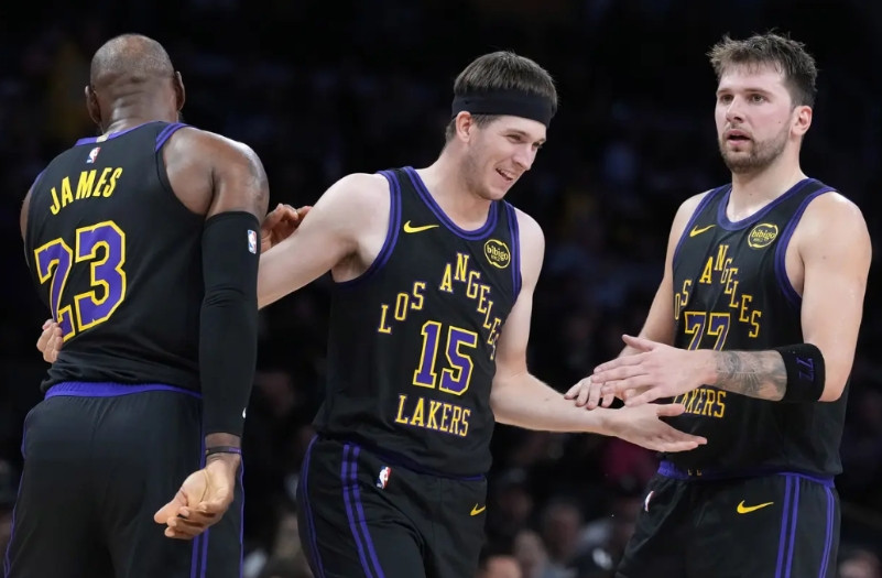 不是里夫斯和八村塁不强，而是湖人现在的首发阵容更均衡：1，首发阵容：东契奇