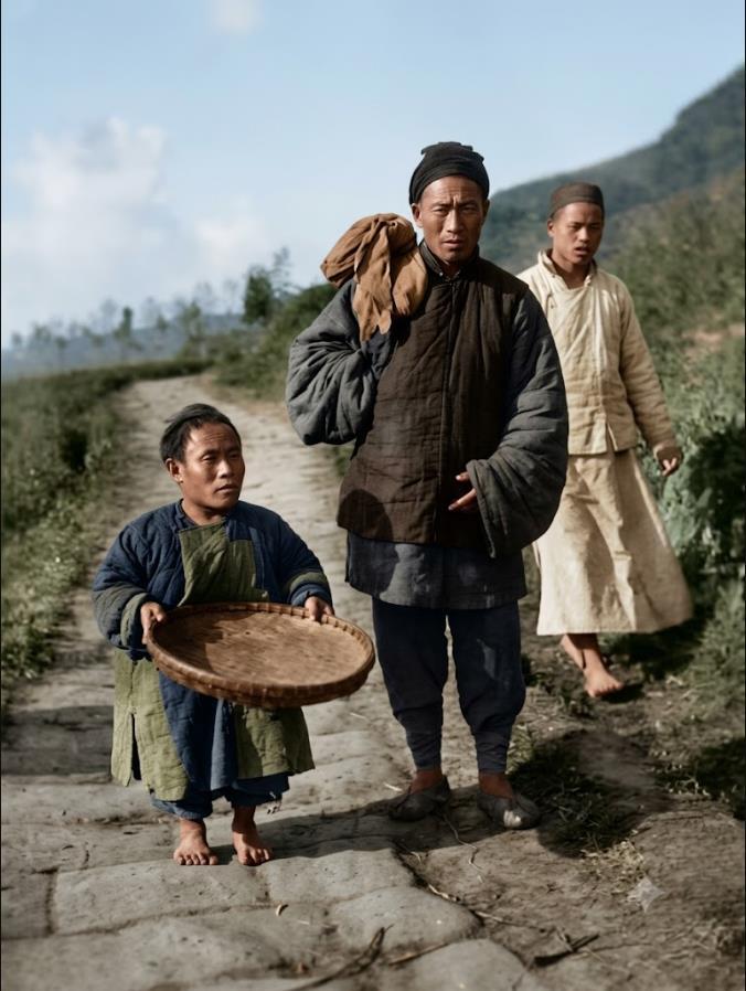 清末，石板步道上三个乡民正在赶路，大概率是赶圩营生的农户、走村串户的手艺人，或是