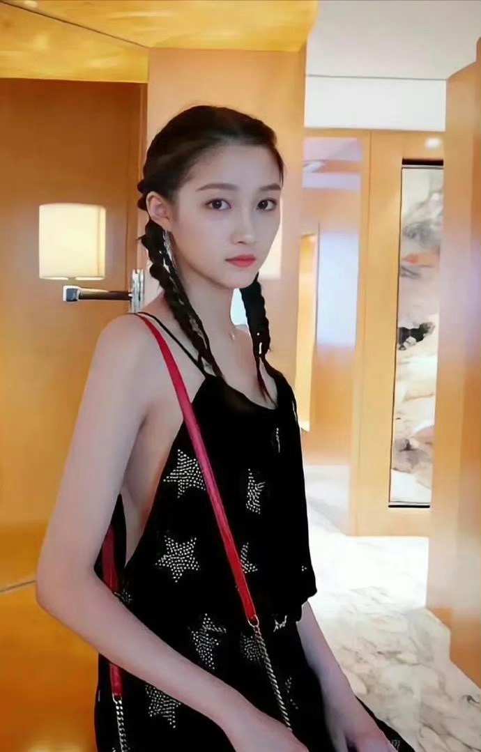 关晓彤肚兜造型，这妆造真的绝美