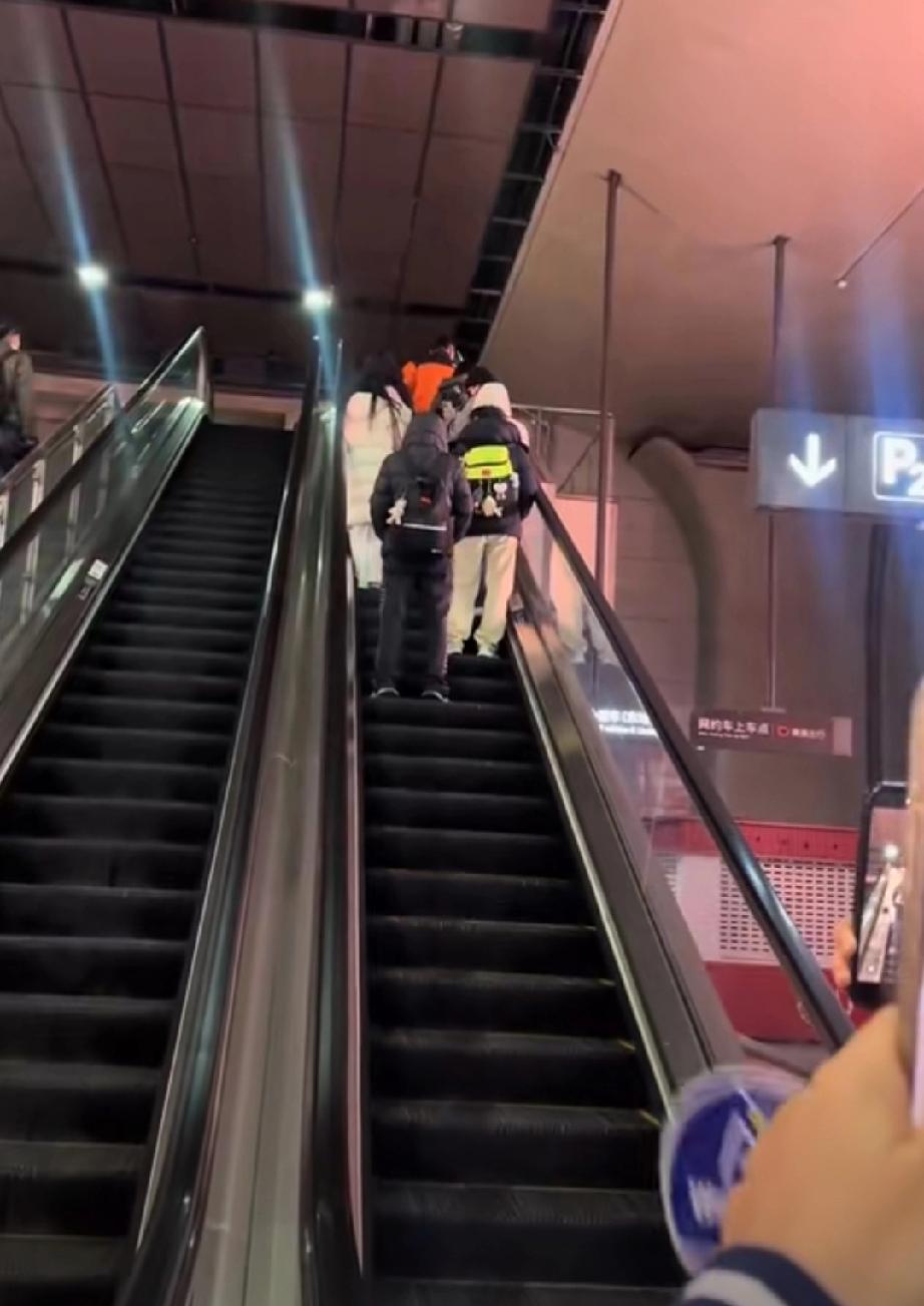 王曼昱的球迷素质真的不错！王曼昱从北京坐高铁直接到南京，球迷都去接王曼昱。在高铁