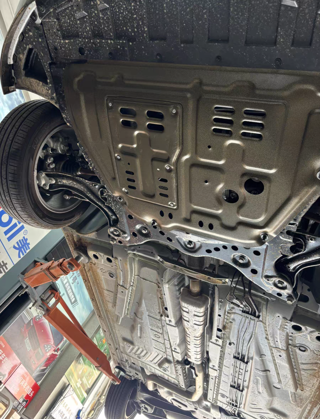 发动机下护板买了车以后，就在某宝上花了100多元子买了个这东西，其实还在纠结要