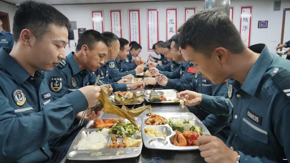 海警3502舰的执法员正在吃午餐：图二是该舰炊事班长。​​​
