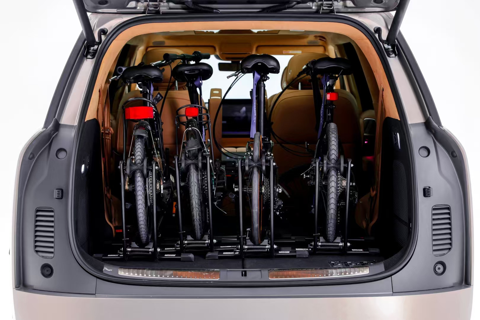 今天群里热议小鹏GX的后尾箱设计，各个都想要。说实话我拍摄的时候体验了一下，确实