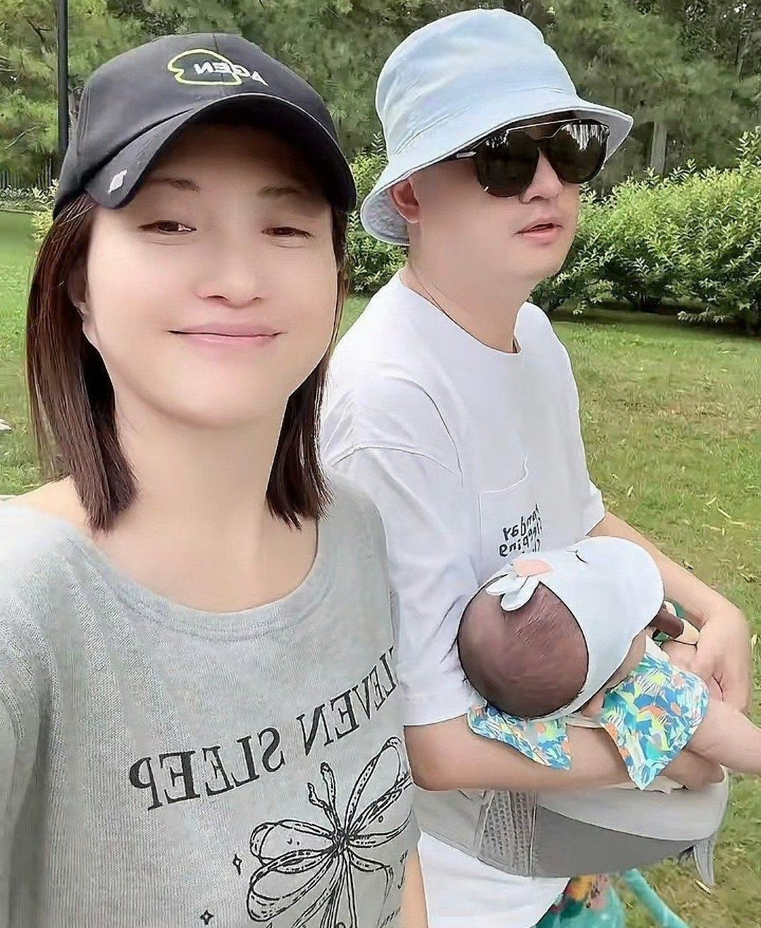 包文婧晒出与包贝尔的二胎儿子视频，一家人看起来非常幸福！可是谁能想到，社交账号里的幸福还没回味完，包