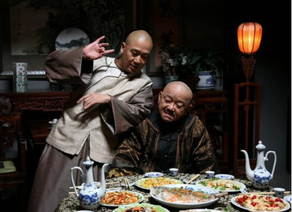 纪晓岚出上联“一笔直通，两扇敞开”，尼姑怒骂，纪晓岚忙说还没写完呢，补了6个字后