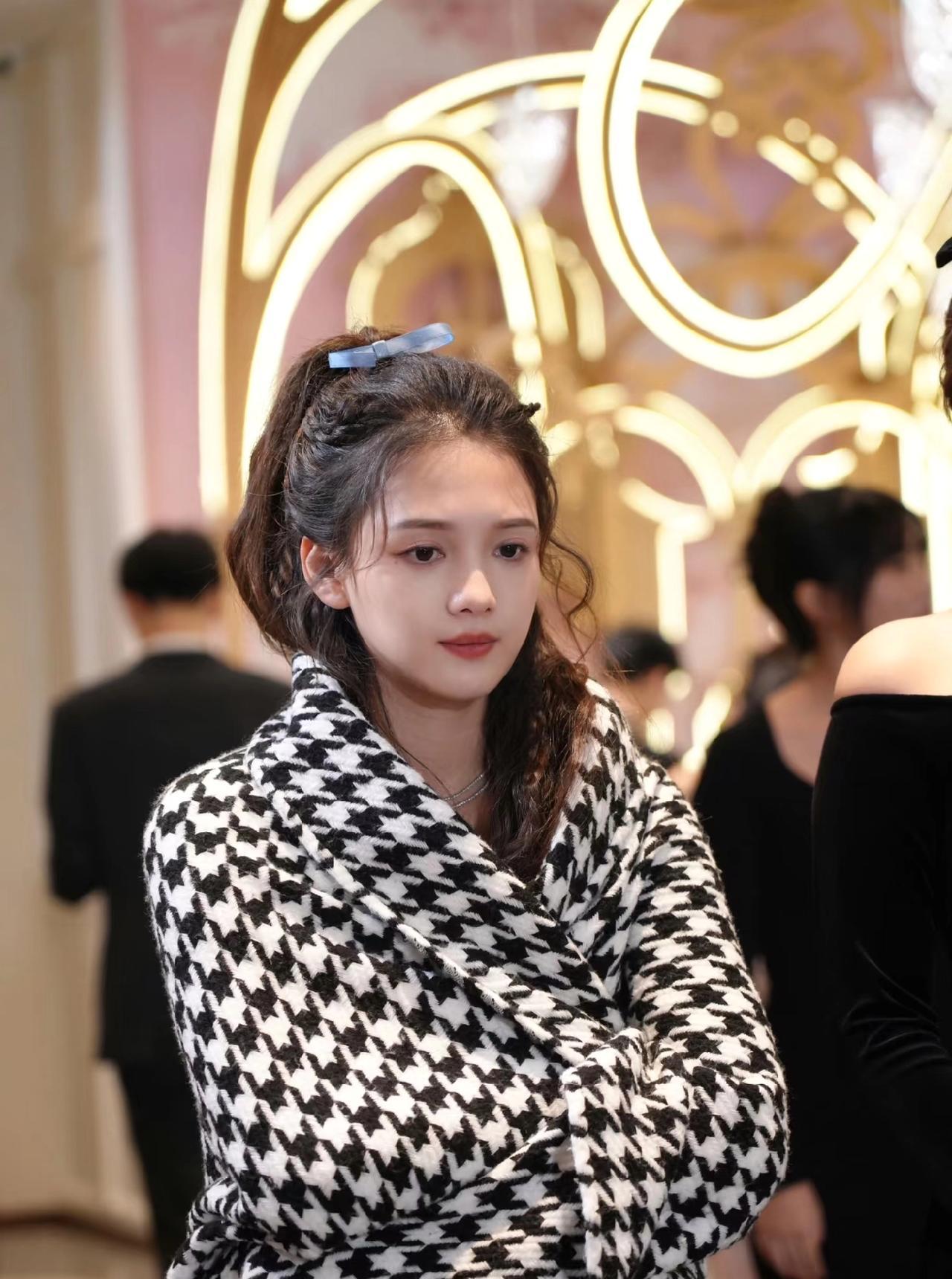 她上热搜，是因为把讨薪的女助理打进了派出所。资本的反应比道歉更快。事件核实不