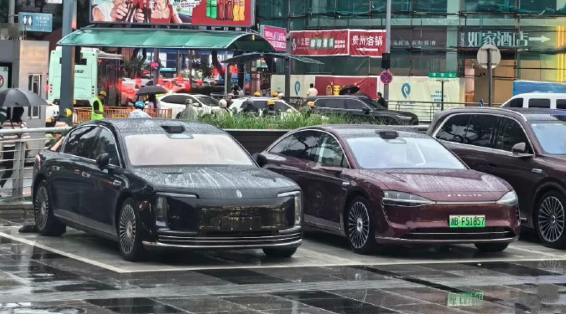 尊界S800和享界S9增程版同框从外观造型来看的话感觉享界S9被称为“小尊界”还