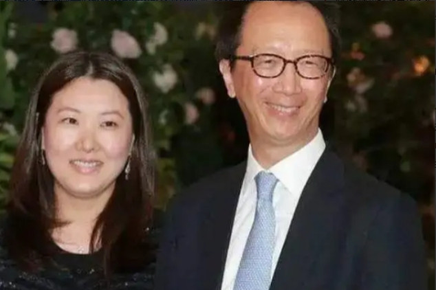 2001年，23岁伏明霞爱上49岁梁锦松，伏明霞爸爸问梁锦松：“我比你小2岁，我