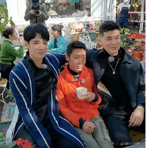 这是什么情况？？撒贝宁小鸟依人的坐在那里，左右两边各一个高大帅气的小哥哥。看着好