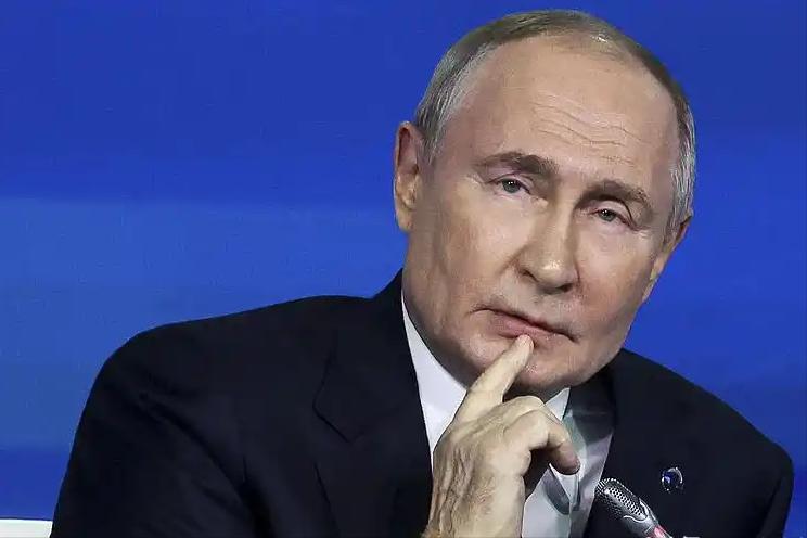 美国记者问普京，如果中国大陆要解放台湾，俄罗斯会不会插一脚，而普京干脆利落的话，
