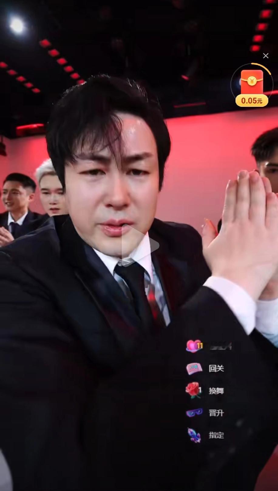 风浪越大，鱼越贵。网红团播仿妆张颂文，直播间在线人数超过了两万。评论区里有很