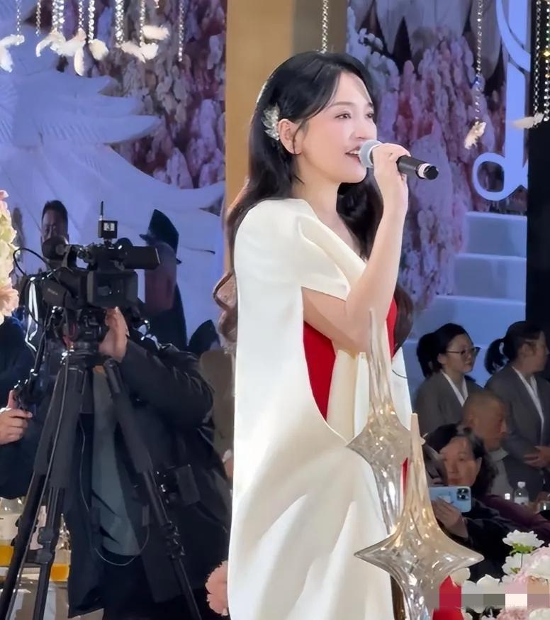 这事说来挺有意思，金莎在台上认真唱着歌，底下吃饭的吃饭、聊天的聊天。可当那38万