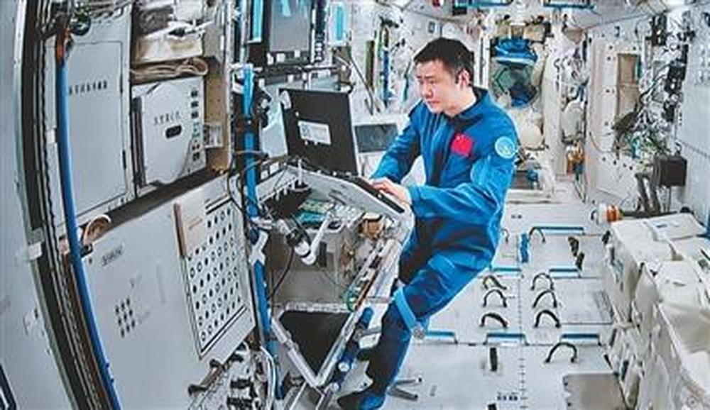 “此生献华夏, 我之誓言”! 神20航天员忆述飞船舷窗裂纹危机处置