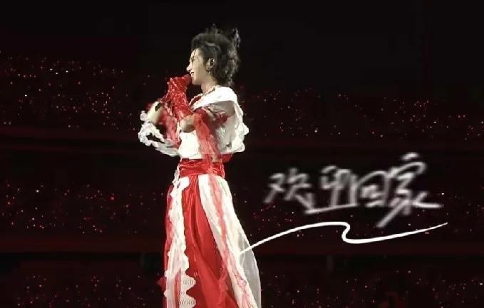 #华晨宇算顶流明星吗#从个人角度来说，看着他的这些奇妆异服我觉得他就不可能算是