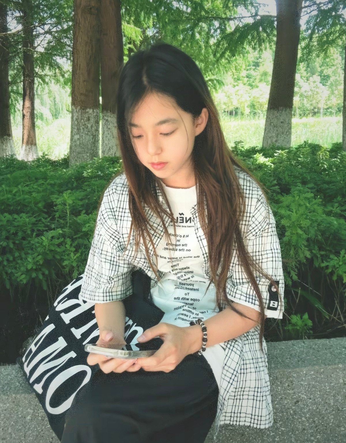 刘畊宏女儿小泡芙分享暑期在昆山玩的照片，她有点氧气女孩的感觉。可可爱爱的小泡芙，