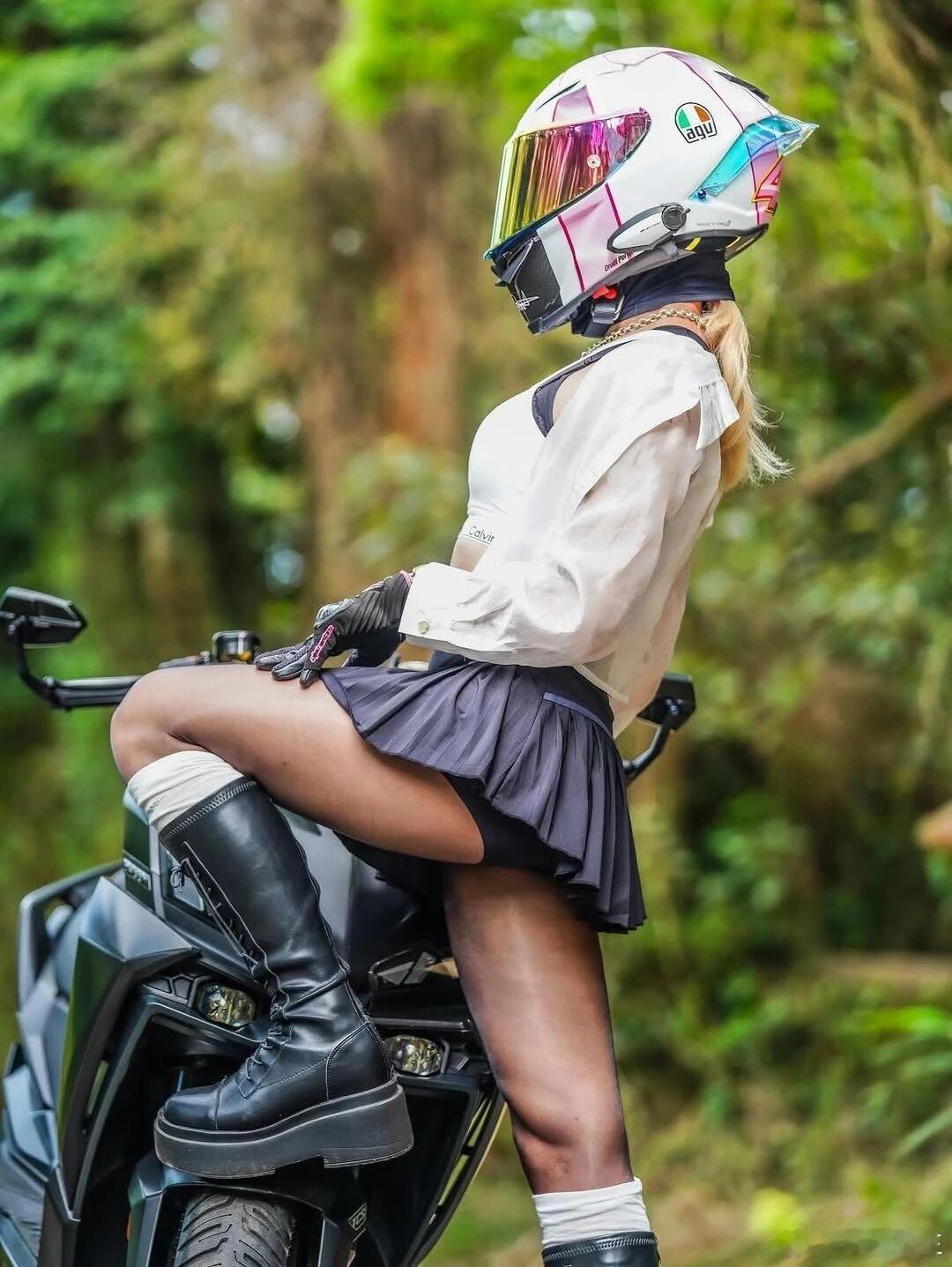 头盔一戴，风声盖过所有嘈杂。引擎启动的瞬间，才懂自由从来不是选择题。在樱花树下追