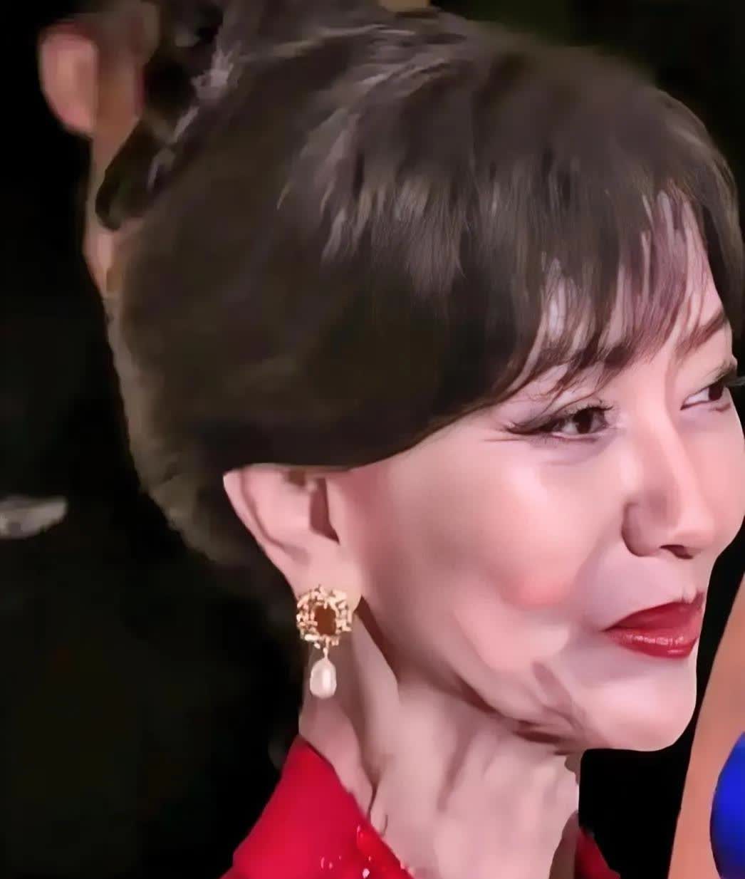 赵雅芝真的老了。穿得挺洋气但没化妆时确实像普通老人。她为啥不胖点
