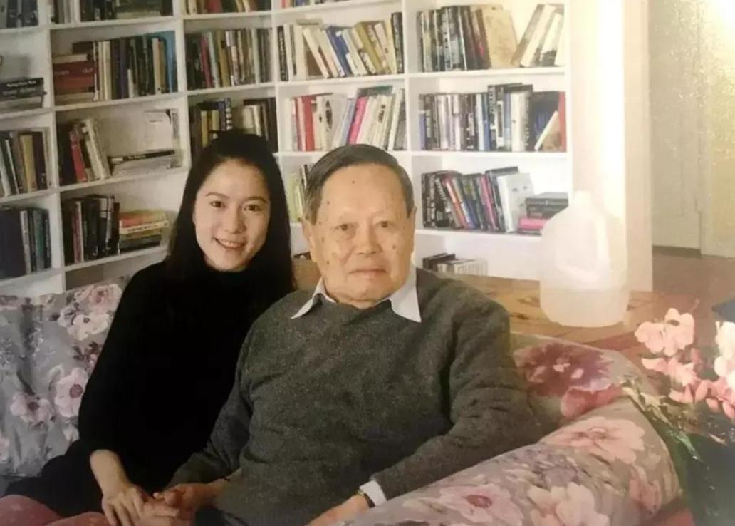 杨振宁刚去世，翁帆终于发声，字字催泪，清华大学吊唁堂细节感人。杨振宁先生离世，遗