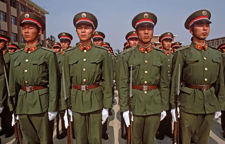 1979年对越自卫反击战之后解放军更改了很多东西，一是军服，取消了帽子上的红五星