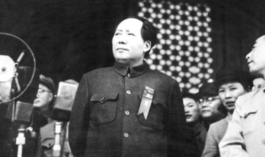 开国大典那天，她搀扶毛主席登上天安门后准备离开，周恩来亲自叫她站在自己身边1