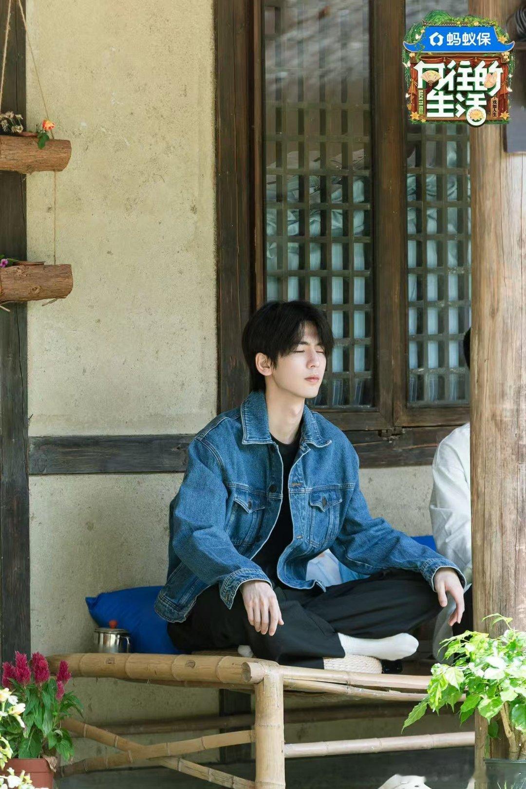 和帅哥的共同点喜+1！张凌赫自曝是扁头，还羡慕彭昱畅的圆脑袋。但谁说扁头是颜值短