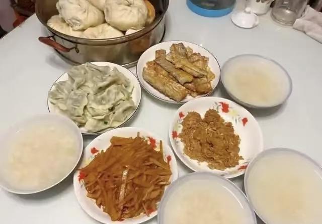 同事跟我吐槽，她嫁了个北方老公，俩人在广东买了房。前阵子把婆婆接过来帮忙带孩子，