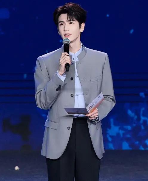 事实证明，多读书还是有用的。你就说男演员张凌赫的演讲吧。他出席海峡论坛，将近六分