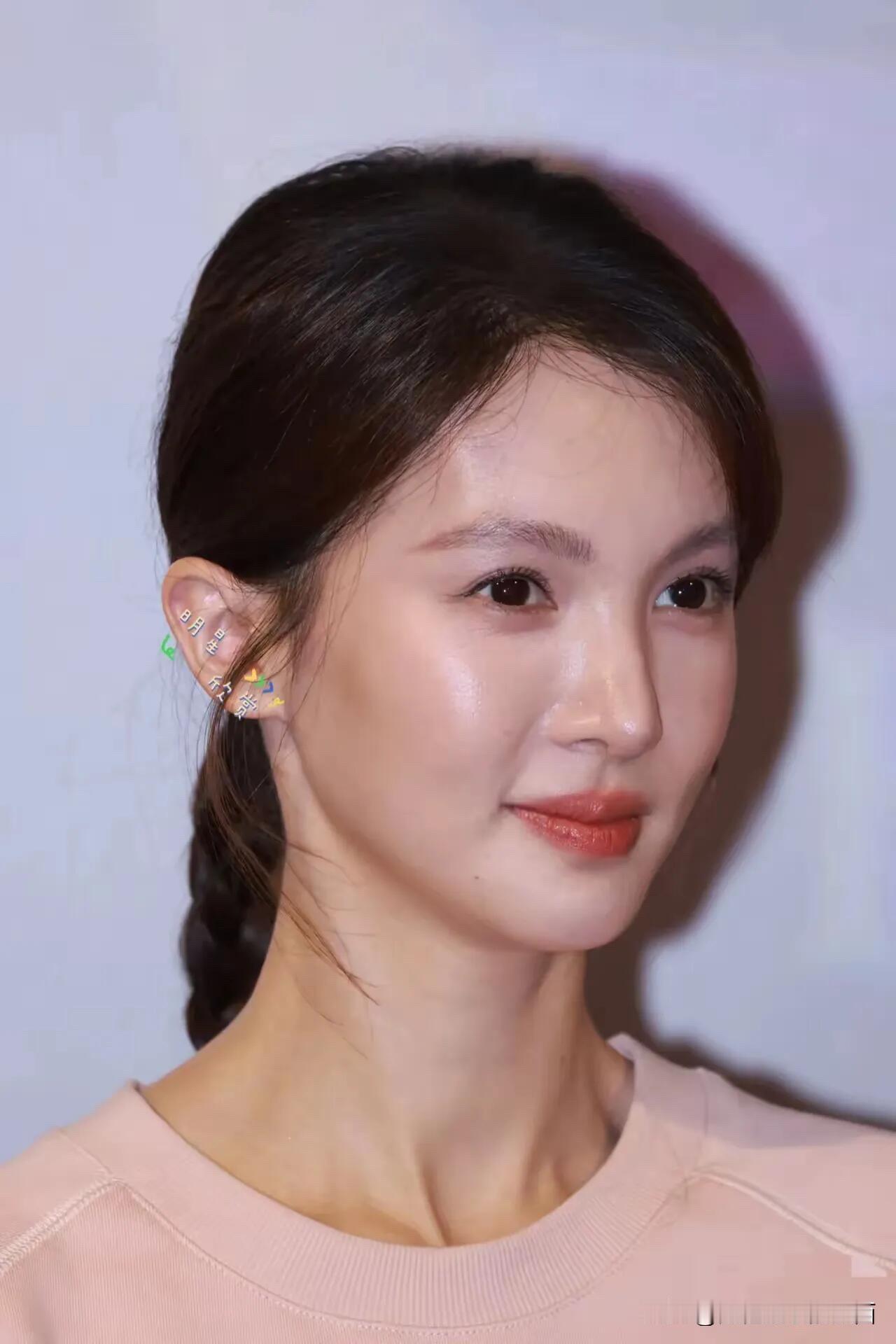 感觉这样怼脸拍的照片，和她往昔甜美的形象相比，简直就是判若两人。这样的生图看