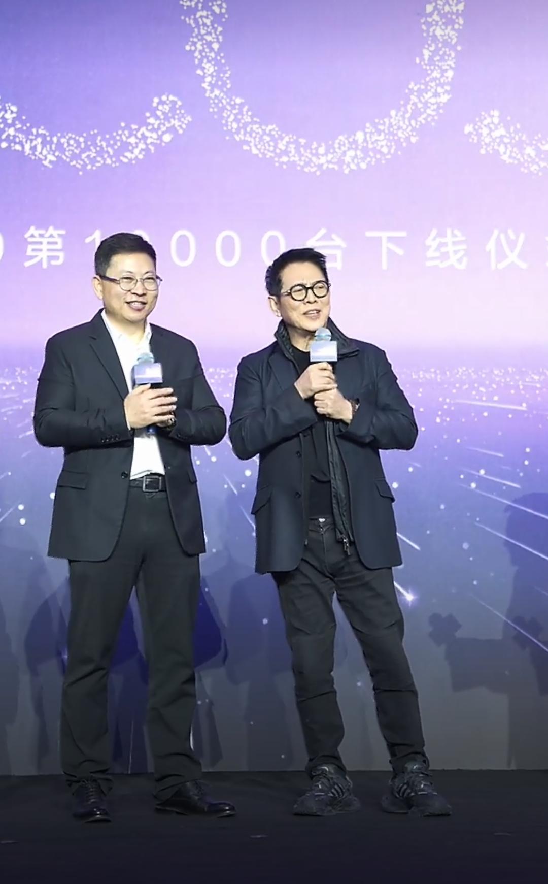 李连杰喜提尊界S800！12月16日，尊界S800第1万辆新车下线仪式在安徽