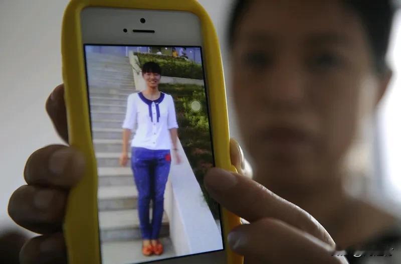 女子误转240万拿不回对方欠银行700万宁波李女士倒霉至极，误转240万