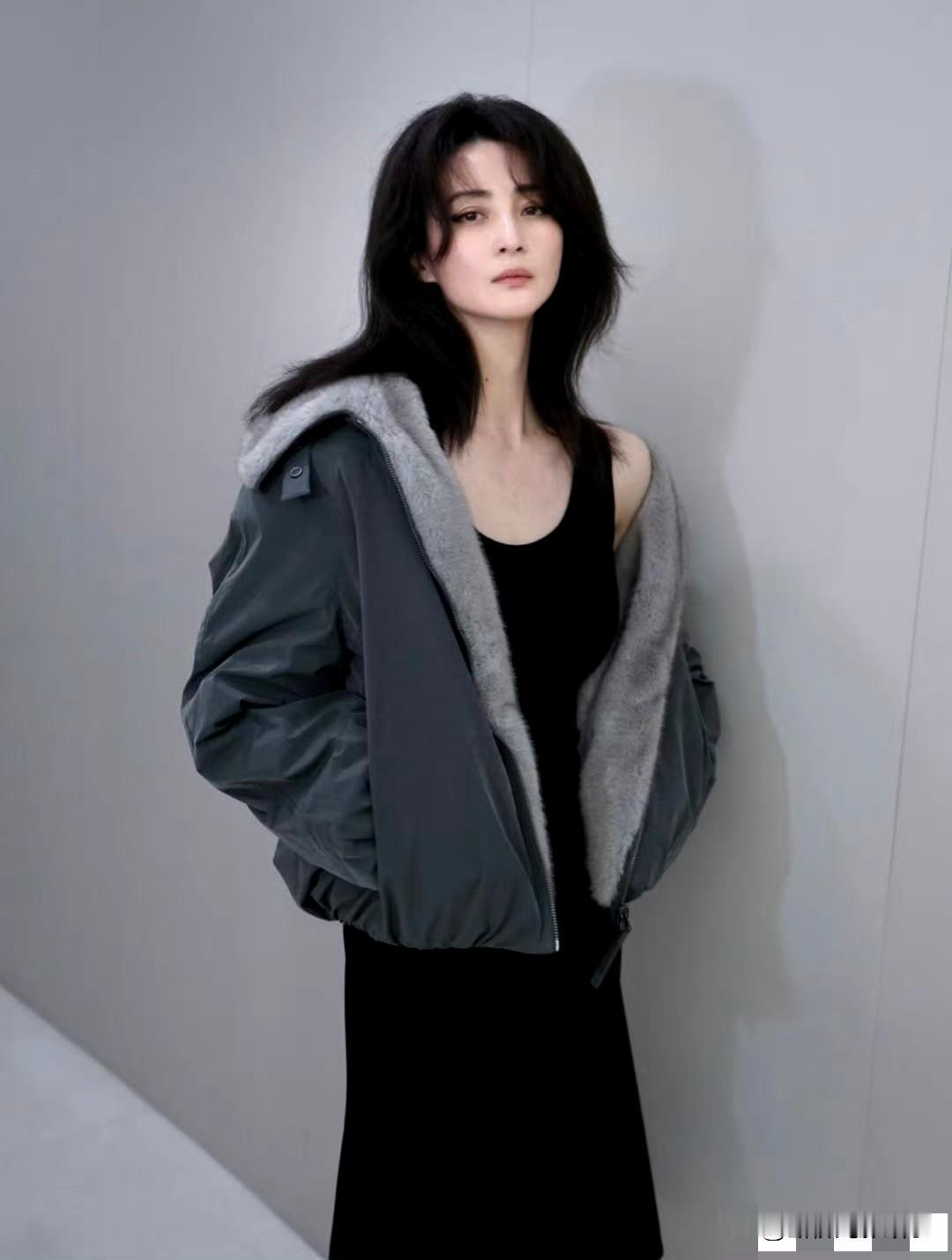 蒋勤勤的「冷感松弛」：灰调造型里的飒美蒋勤勤新造型自带冷感高级感——灰调外