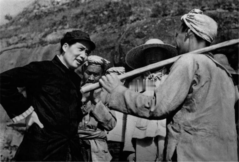1959年，人生遭遇重大波折之后，不少往日来往的人渐渐远离彭德怀元帅。唯有警卫参